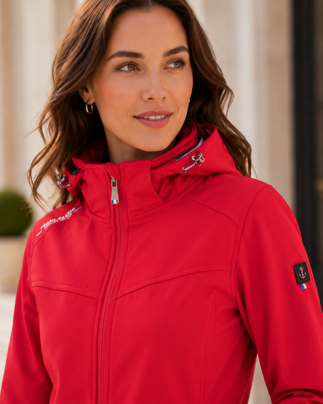 Veste softshell femme Voile Bleue – Rouge à capuche